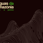 Fundo marrom escuro com texto "Águas da Amazônia, rios e povos" no canto superior esquerdo. Formas onduladas pontilhadas em bege e vermelho na parte inferior.